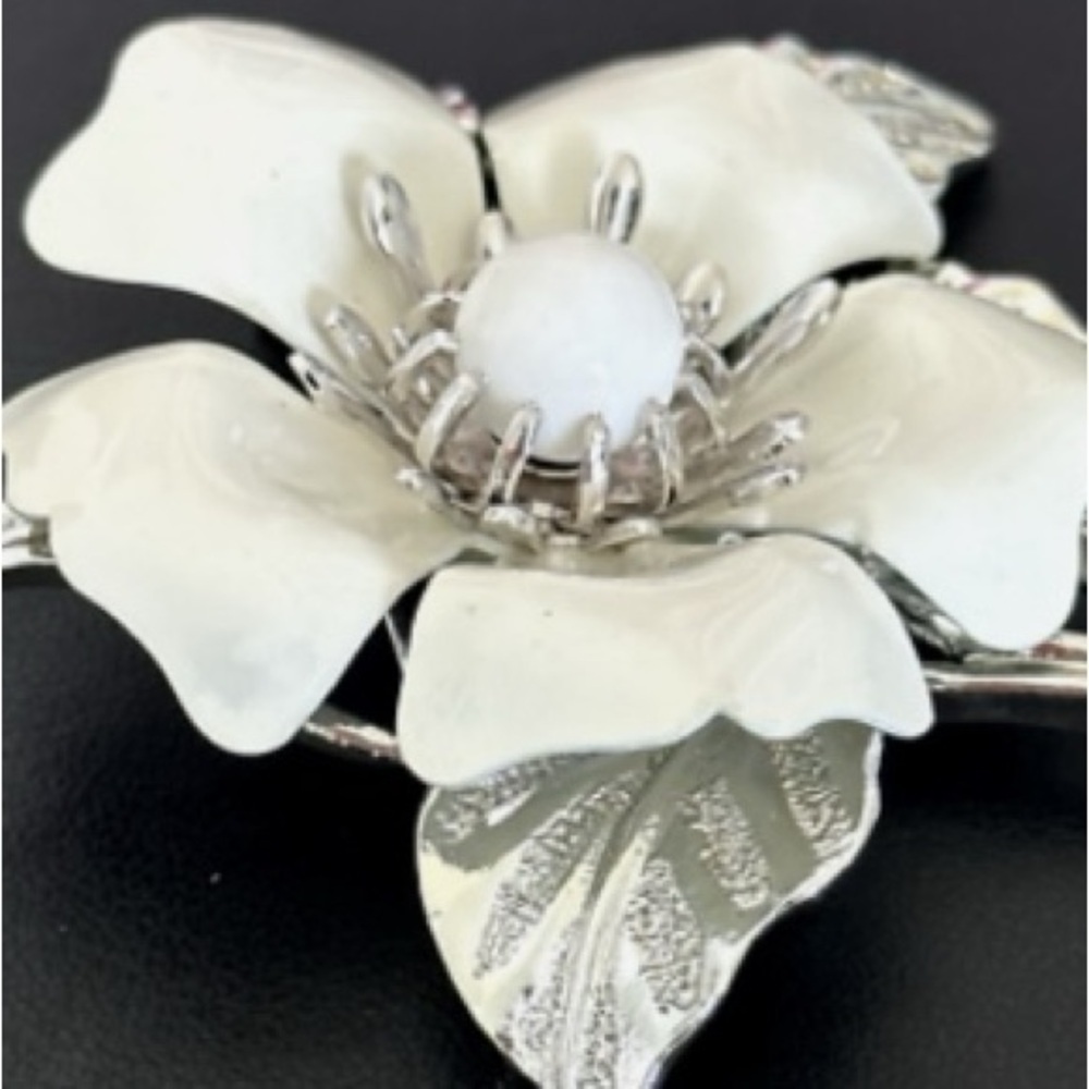 Vintage Sarah Coventry Large White Enameled 3D Flower Silver Tone Brooch